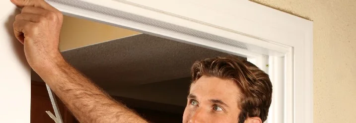 Person bringt Dichtungsband an Tür an